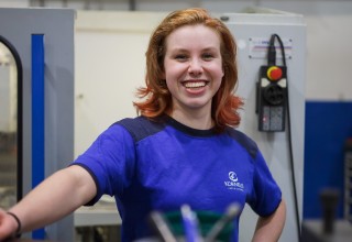 Aimee freest met plezier onderdelen voor de nabewerkingsmachines
