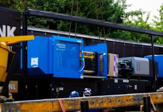 Kornelis verwelkomt drie gloednieuwe spuitgietmachines