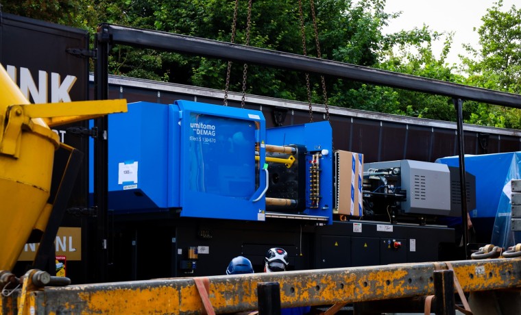Kornelis verwelkomt drie gloednieuwe spuitgietmachines